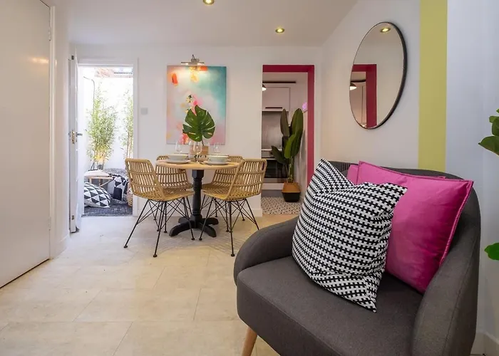 Host & Stay - The Brighton Breeze