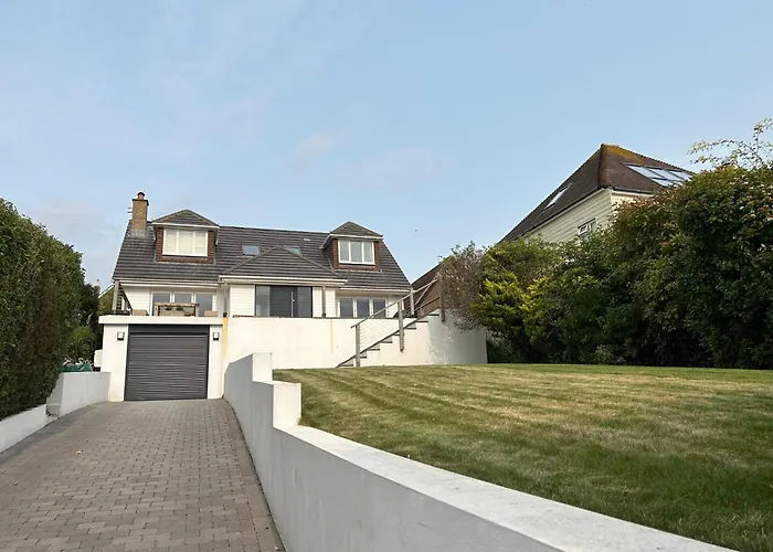 Sanctuary By The Sea With Large Room Including Lounge, Bathroom, Direct Garden Access & Free Parking