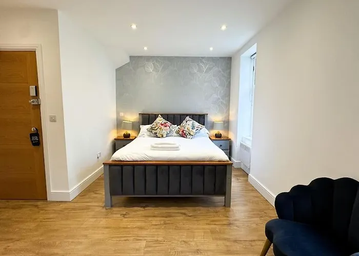 Luxury Apartment I Next To Brighton Beach And Shopping Center