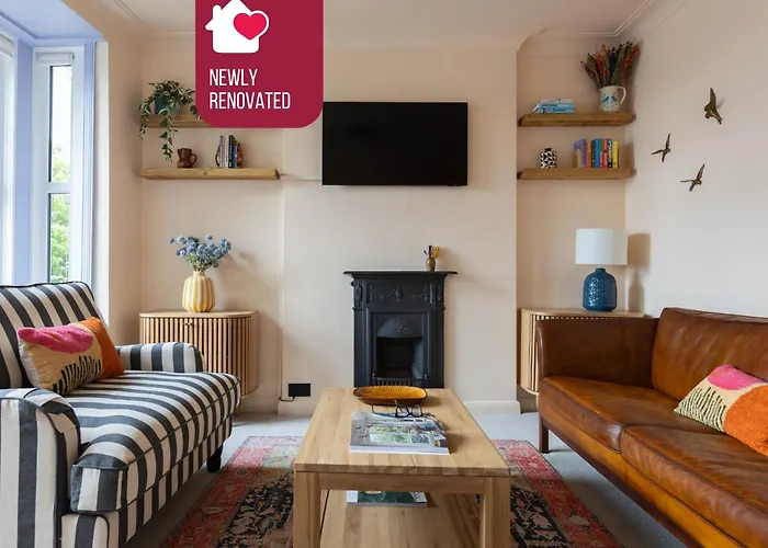The Lorelei 2Br Mid-Century Modern Stylish Apartment