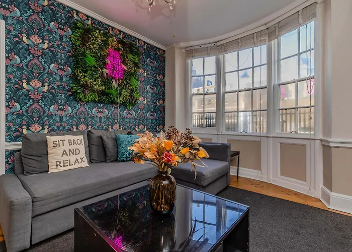 Stunning 5 Bed Home In Kemptown With Patio Space