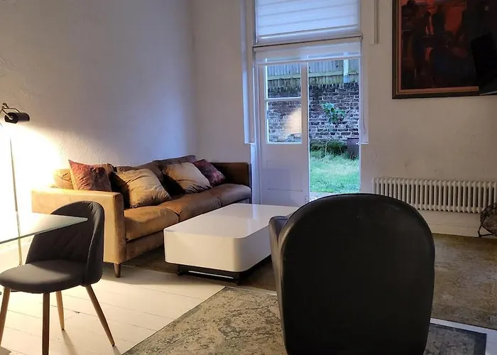 One Bed Garden Flat - Prime Location - Free Onsite Parking - Own Entrance