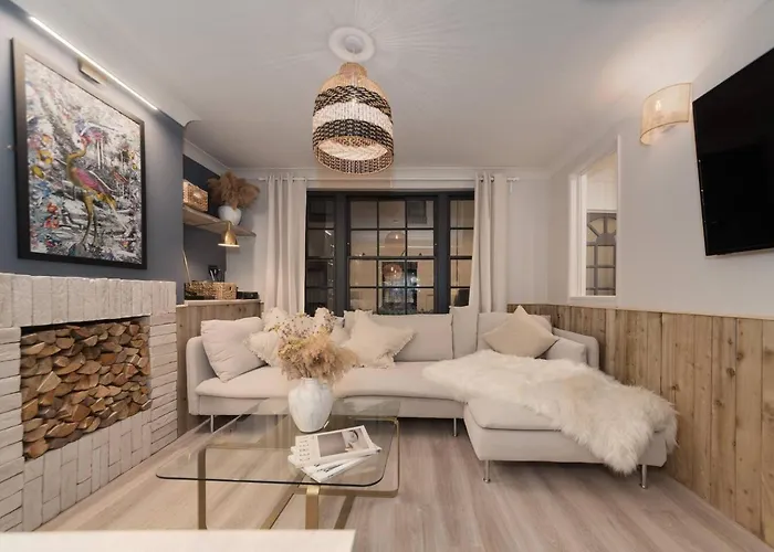 Little Beach House Brighton - Swanky Scandi Style