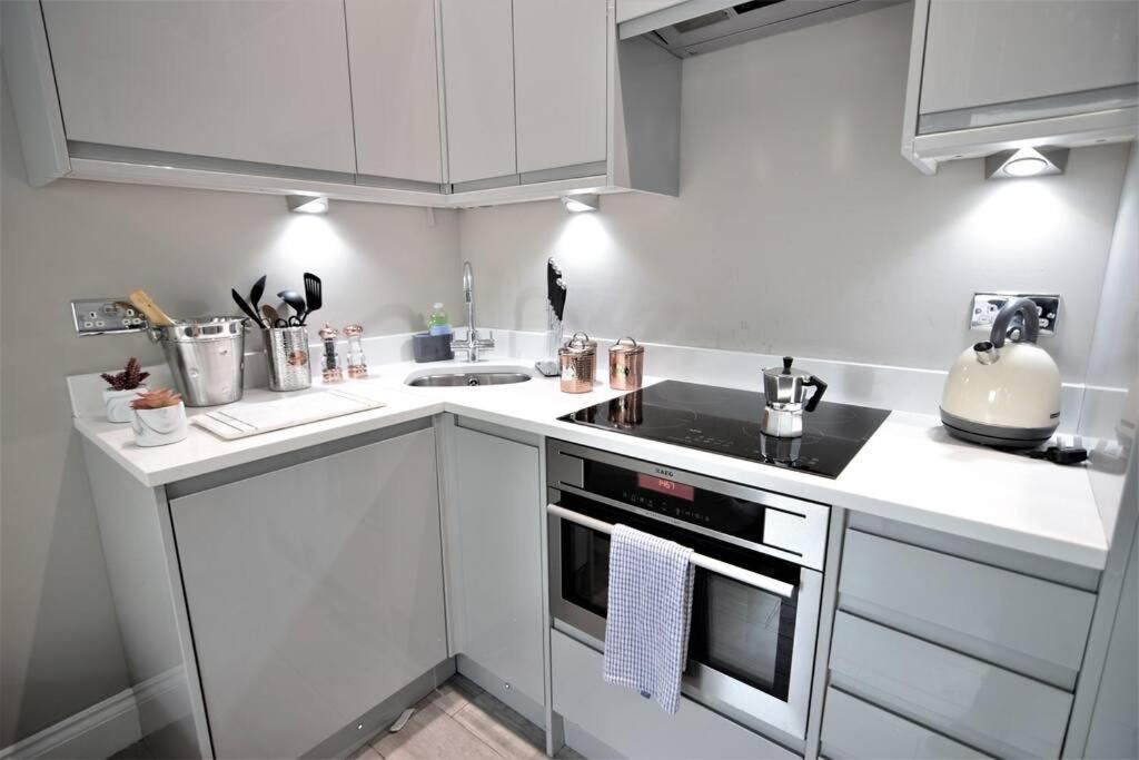 Apartment Super Central Morden 1bed Easy Parking *