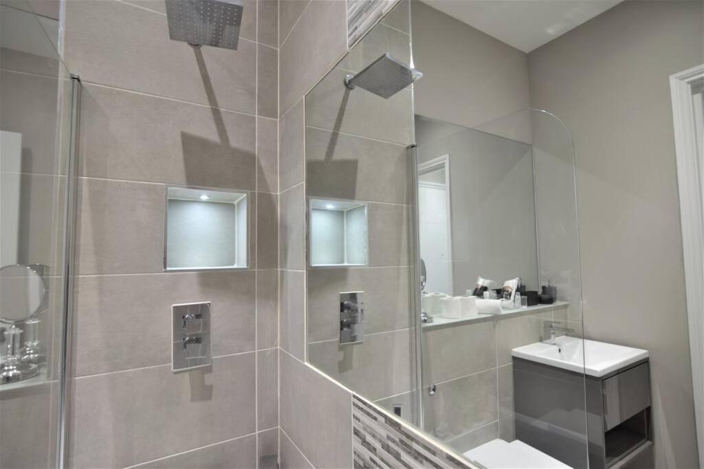 Super Central Morden 1bed Easy Parking *