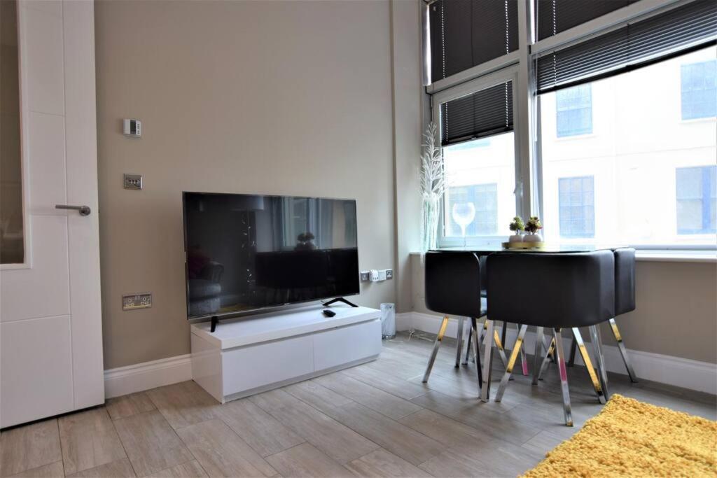 Apartment Super Central Morden 1bed Easy Parking Brighton