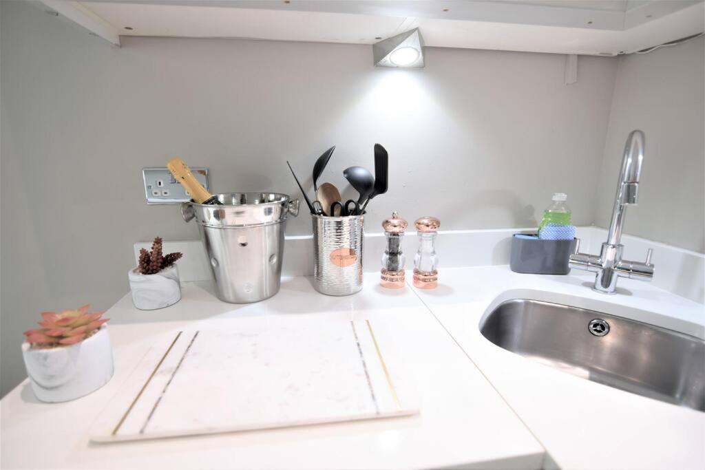 Apartment Super Central Morden 1bed Easy Parking Brighton