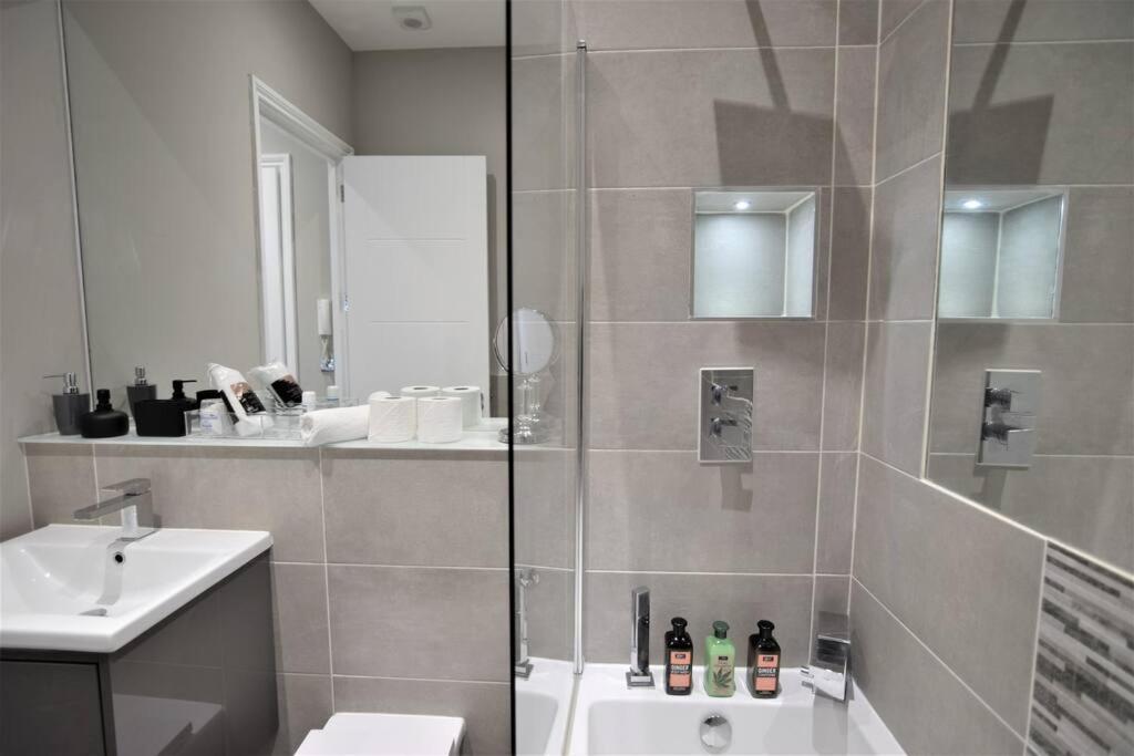Super Central Morden 1bed Easy Parking Apartment *