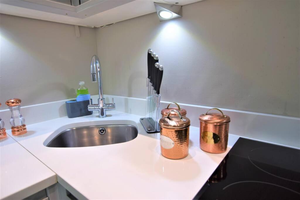 Super Central Morden 1bed Easy Parking Apartment *