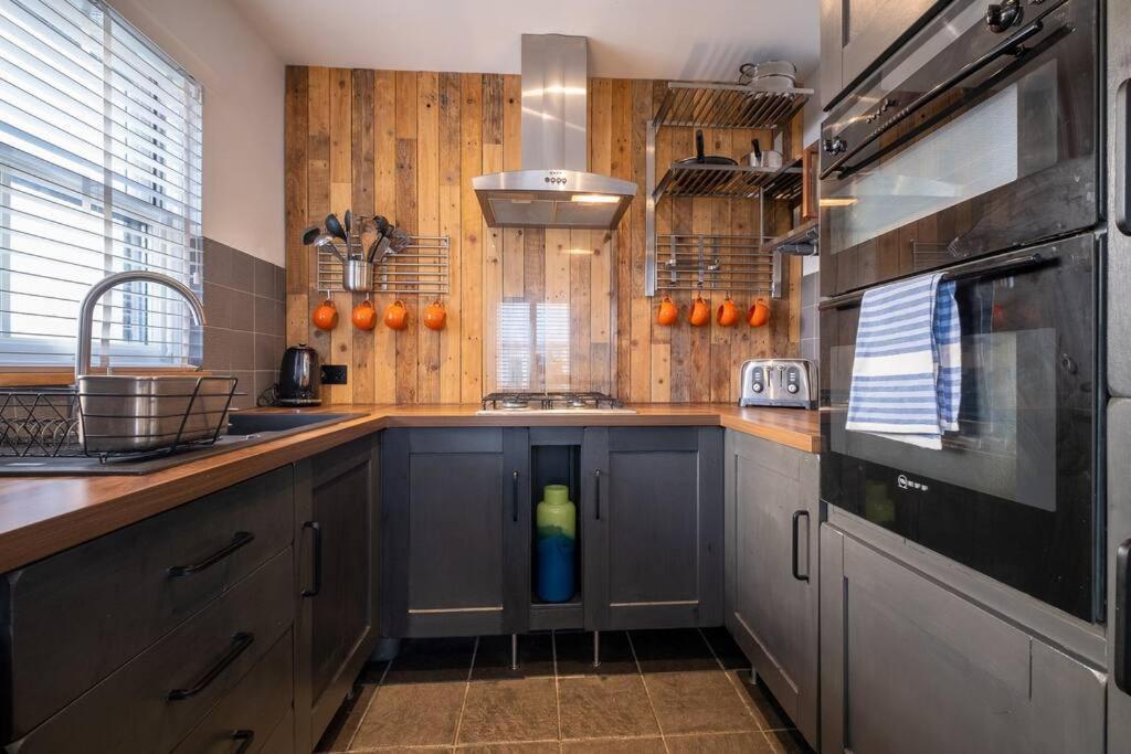 Super Cool, Industrial-styled House With Parking * Brighton