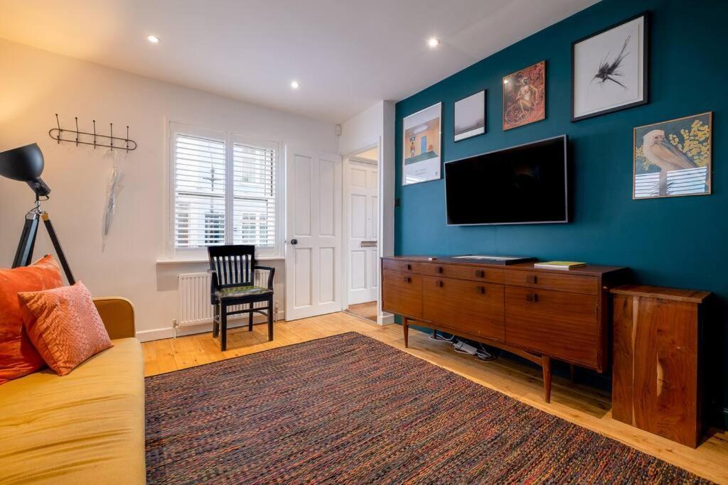 Super Cool, Industrial-styled House With Parking Holiday home Brighton