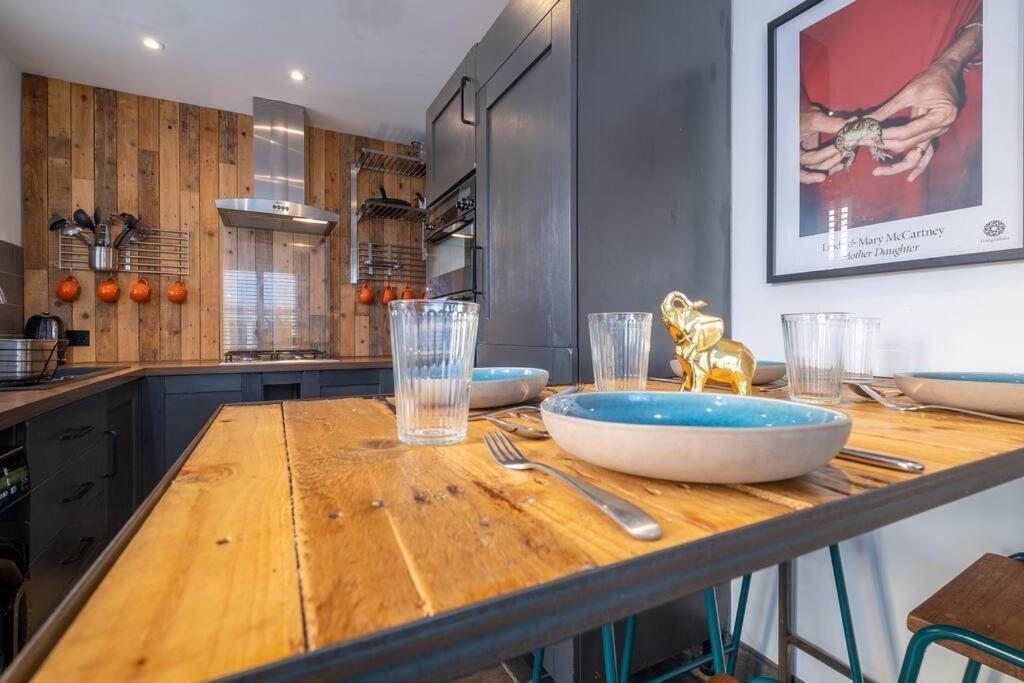 Super Cool, Industrial-styled House With Parking Holiday home