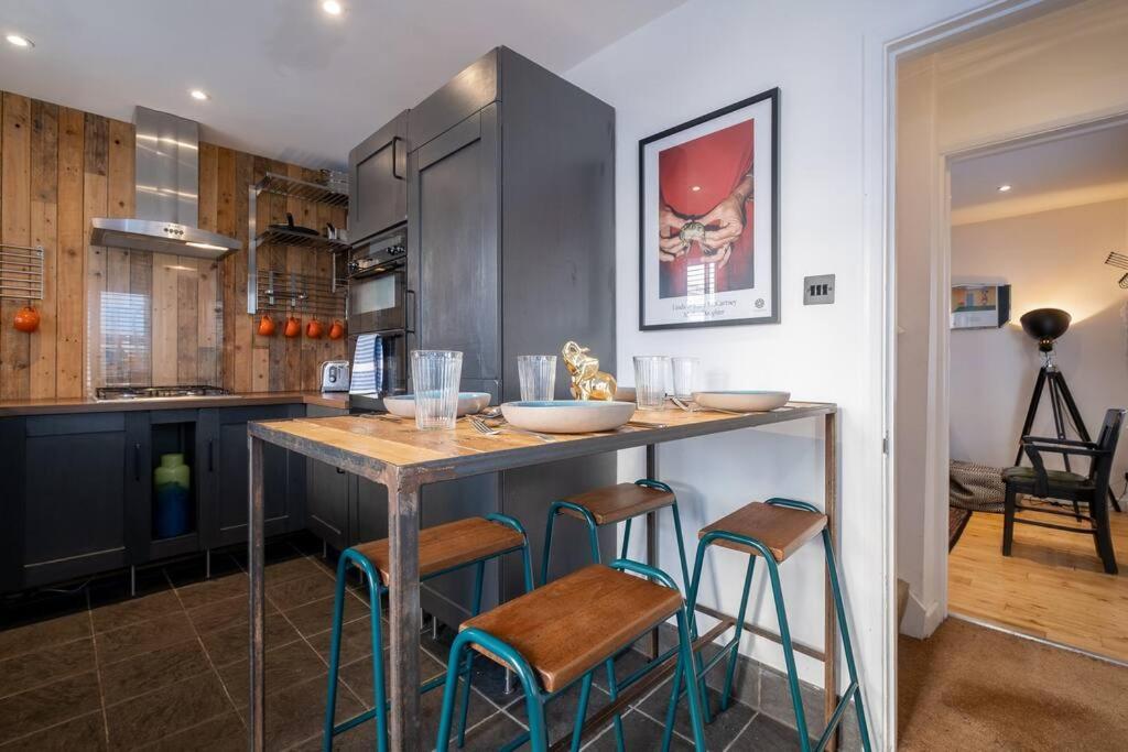 Super Cool, Industrial-styled House With Parking * Brighton