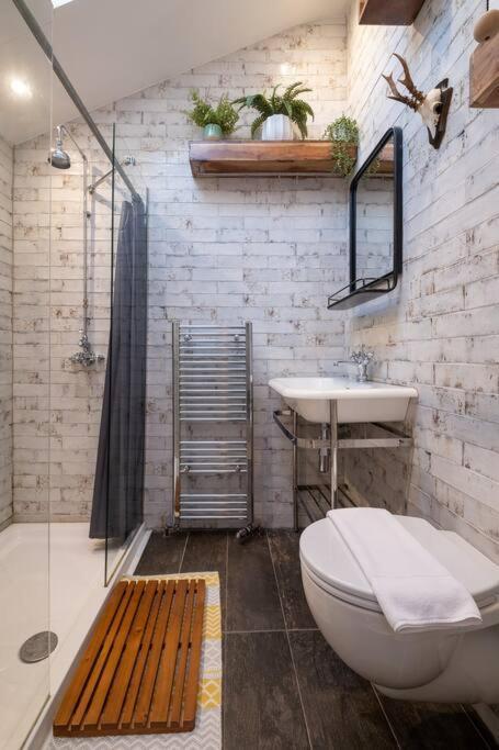Super Cool, Industrial-styled House With Parking *