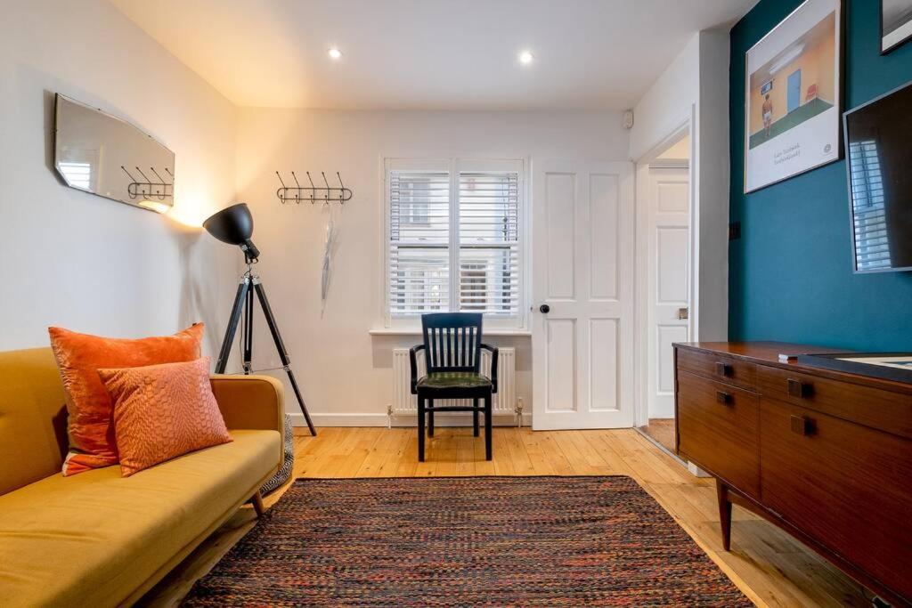 Super Cool, Industrial-styled House With Parking Holiday home Brighton