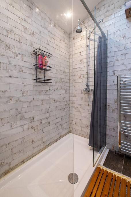 Super Cool, Industrial-styled House With Parking Holiday home