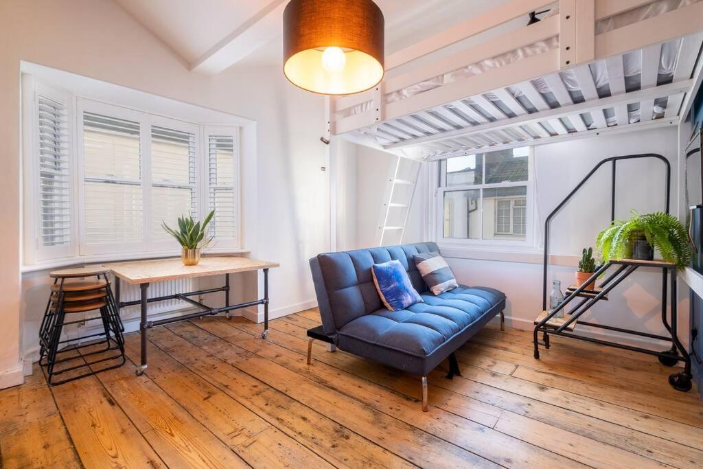 Super Cool, Industrial-styled House With Parking Holiday home