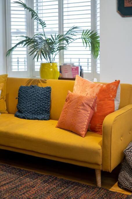 Super Cool, Industrial-styled House With Parking Holiday home Brighton
