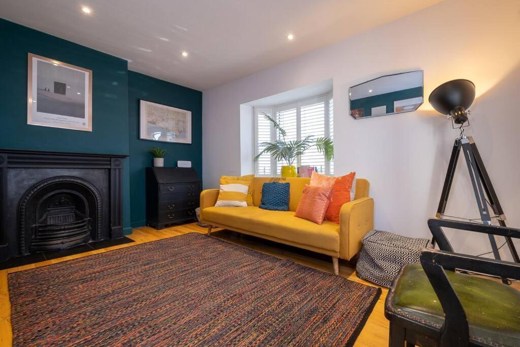 Super Cool, Industrial-styled House With Parking Holiday home