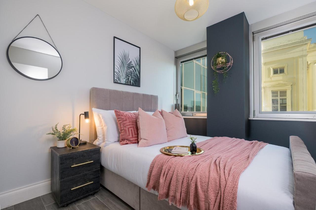 Cool & Comfy 2-bed Between The And The By Sharphaus Short Lets & Serviced Management Apartment *
