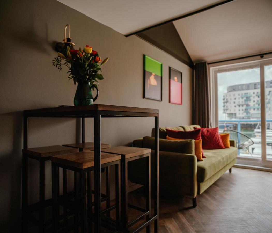 Tiny Floating With Marina Views Apartment Brighton