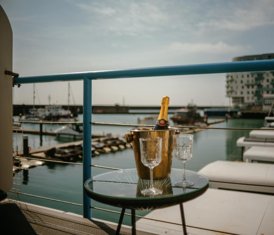 Tiny Floating With Marina Views *