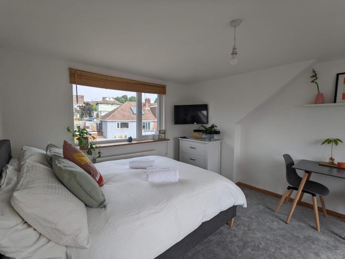 *large Unique Retro Private Attic & Bathroom* Brighton