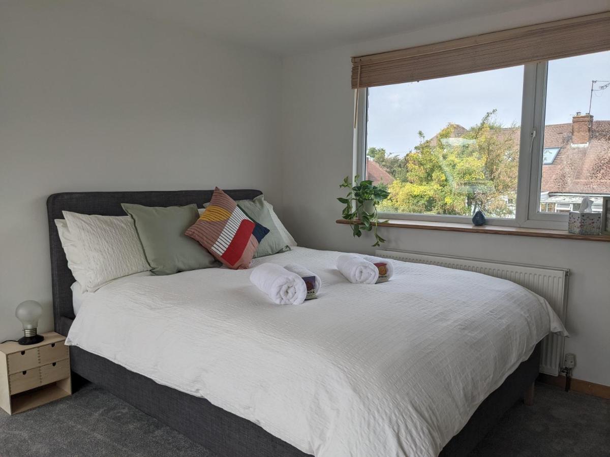 *large Unique Retro Private Attic & Bathroom*