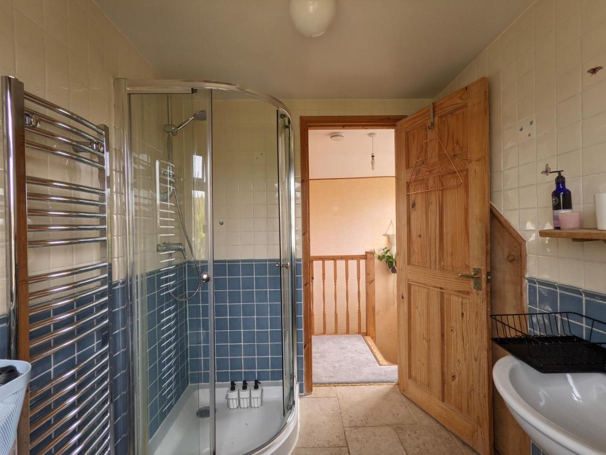 *large Unique Retro Private Attic & Bathroom* Guest house