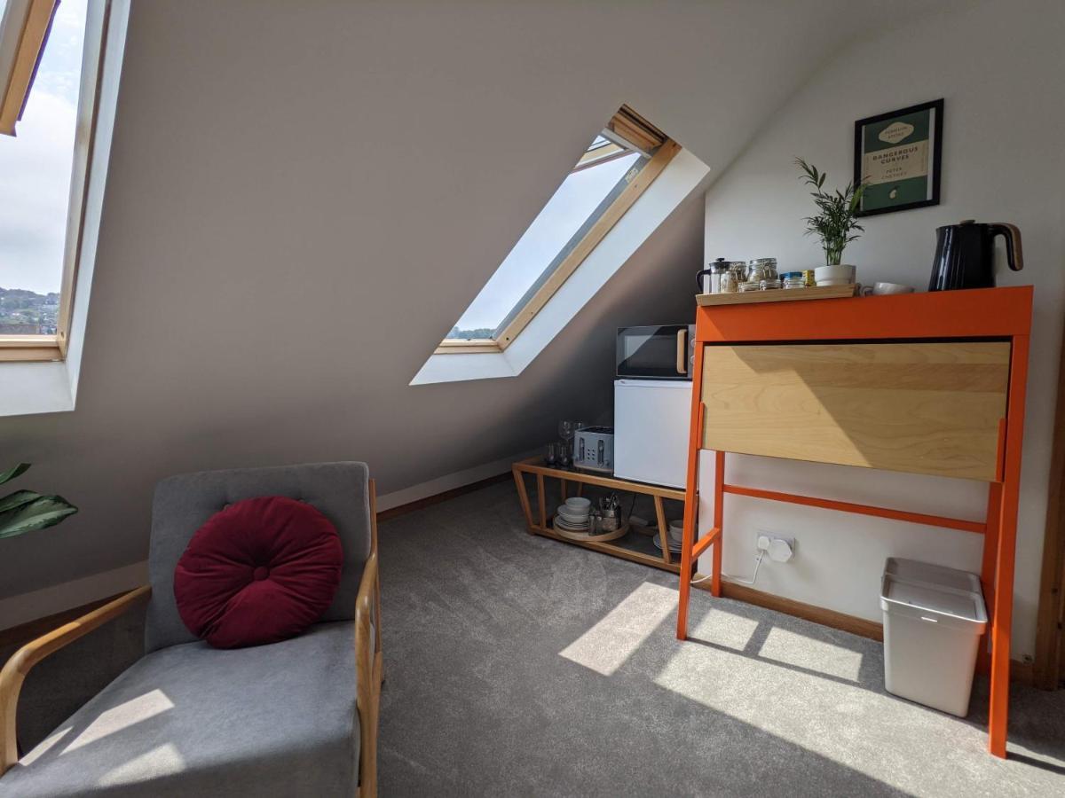 *large Unique Retro Private Attic & Bathroom* *