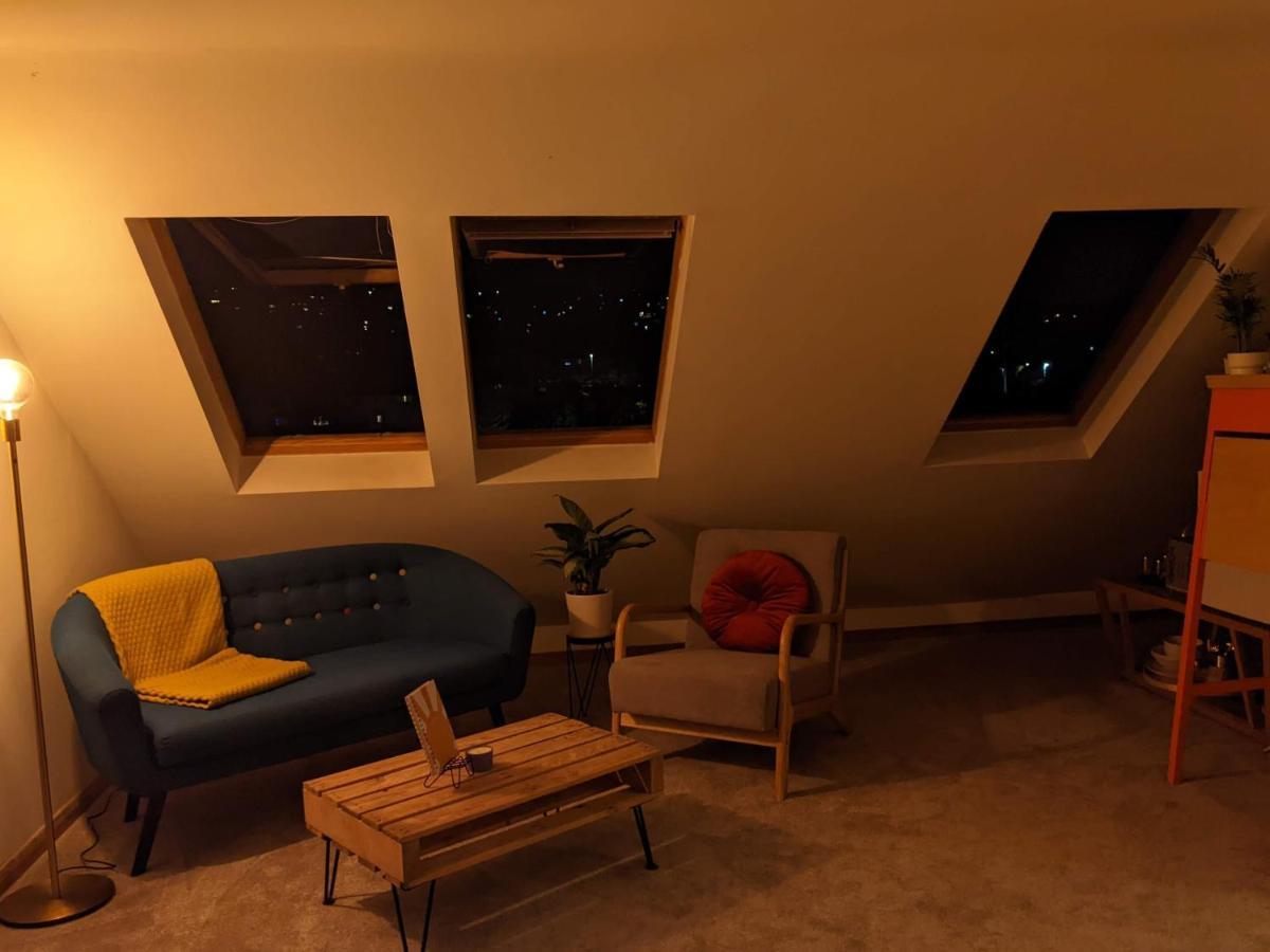 *large Unique Retro Private Attic & Bathroom* *