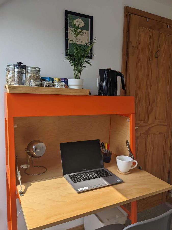 *large Unique Retro Private Attic & Bathroom* * Brighton