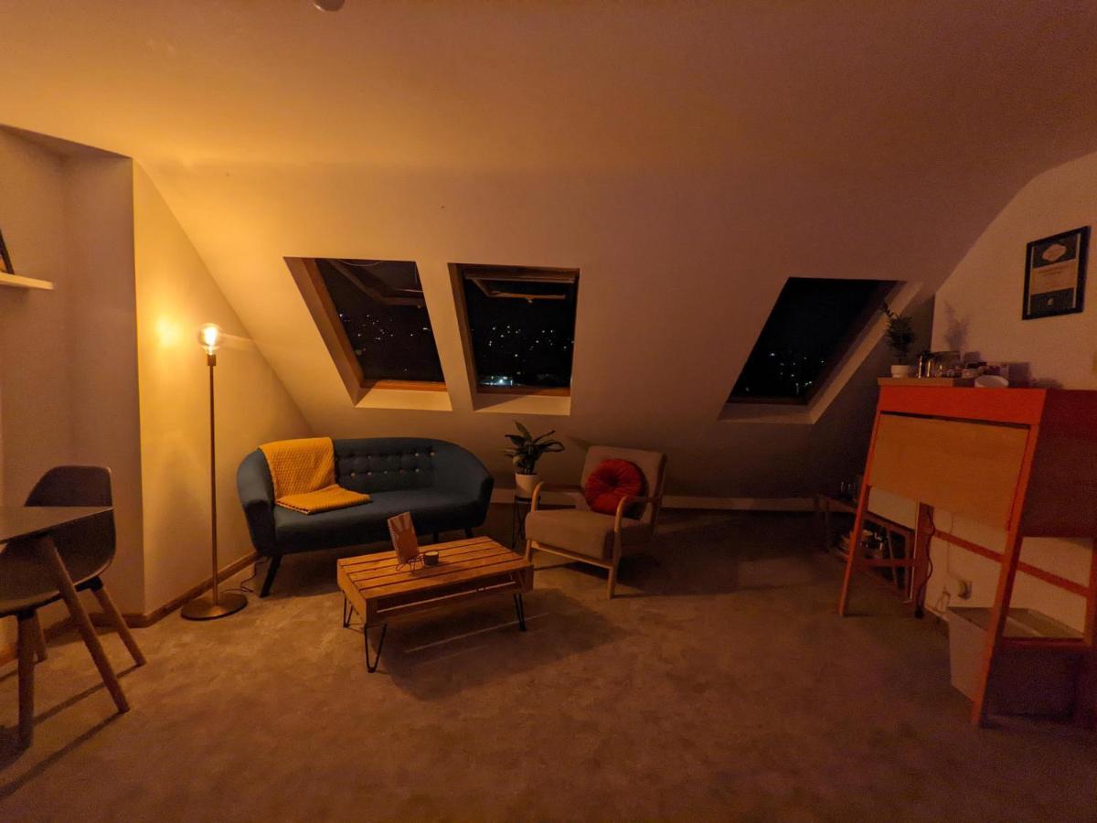 *large Unique Retro Private Attic & Bathroom* Brighton