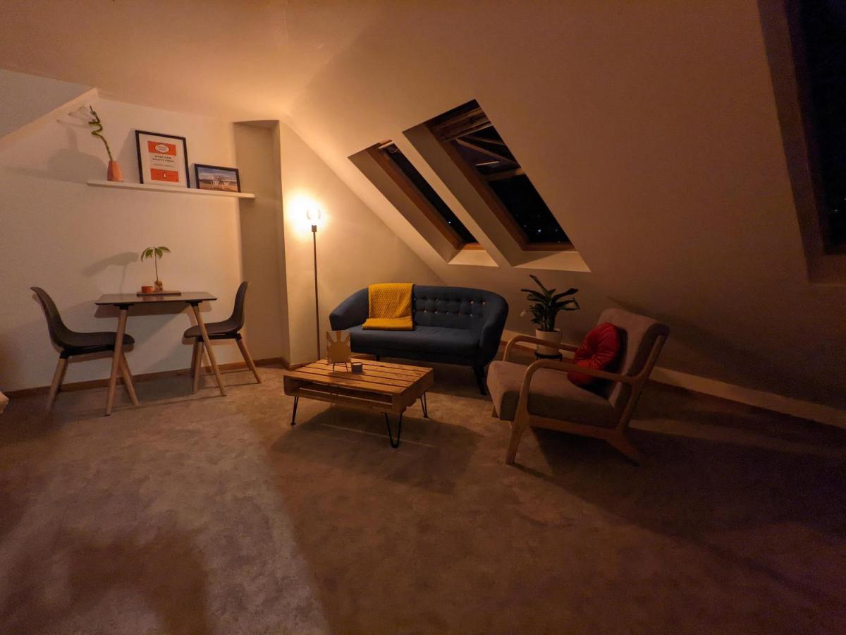 *large Unique Retro Private Attic & Bathroom* *