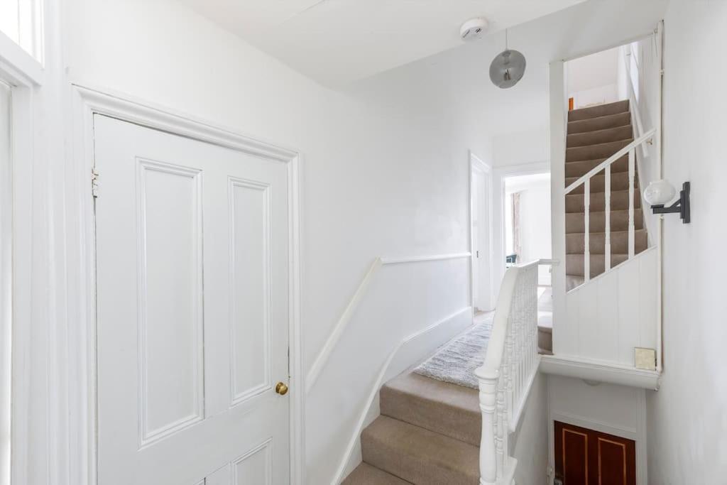 Charming 2 Bedroom Flat In With Free Parking