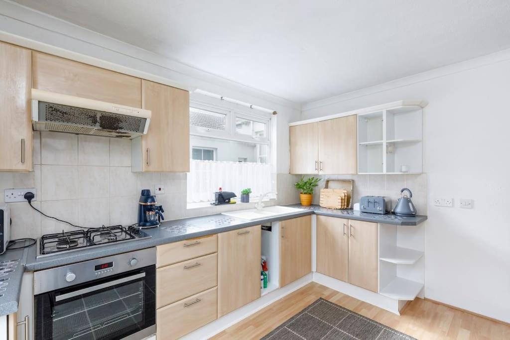 Charming 2 Bedroom Flat In With Free Parking Apartment *