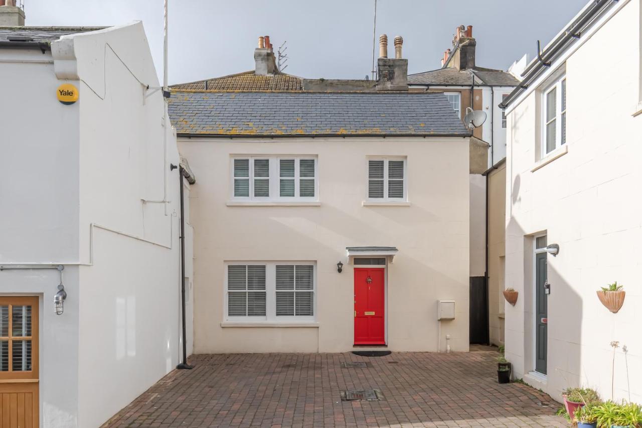 Beachfront Getaway 2-bedroom House With Free Private Parking & Patio * Brighton