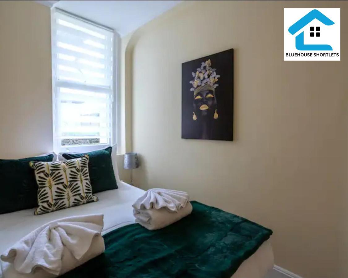 Apartment Three-bedroom At Bluehouse Short Lets In With Garden For Family Relaxation *