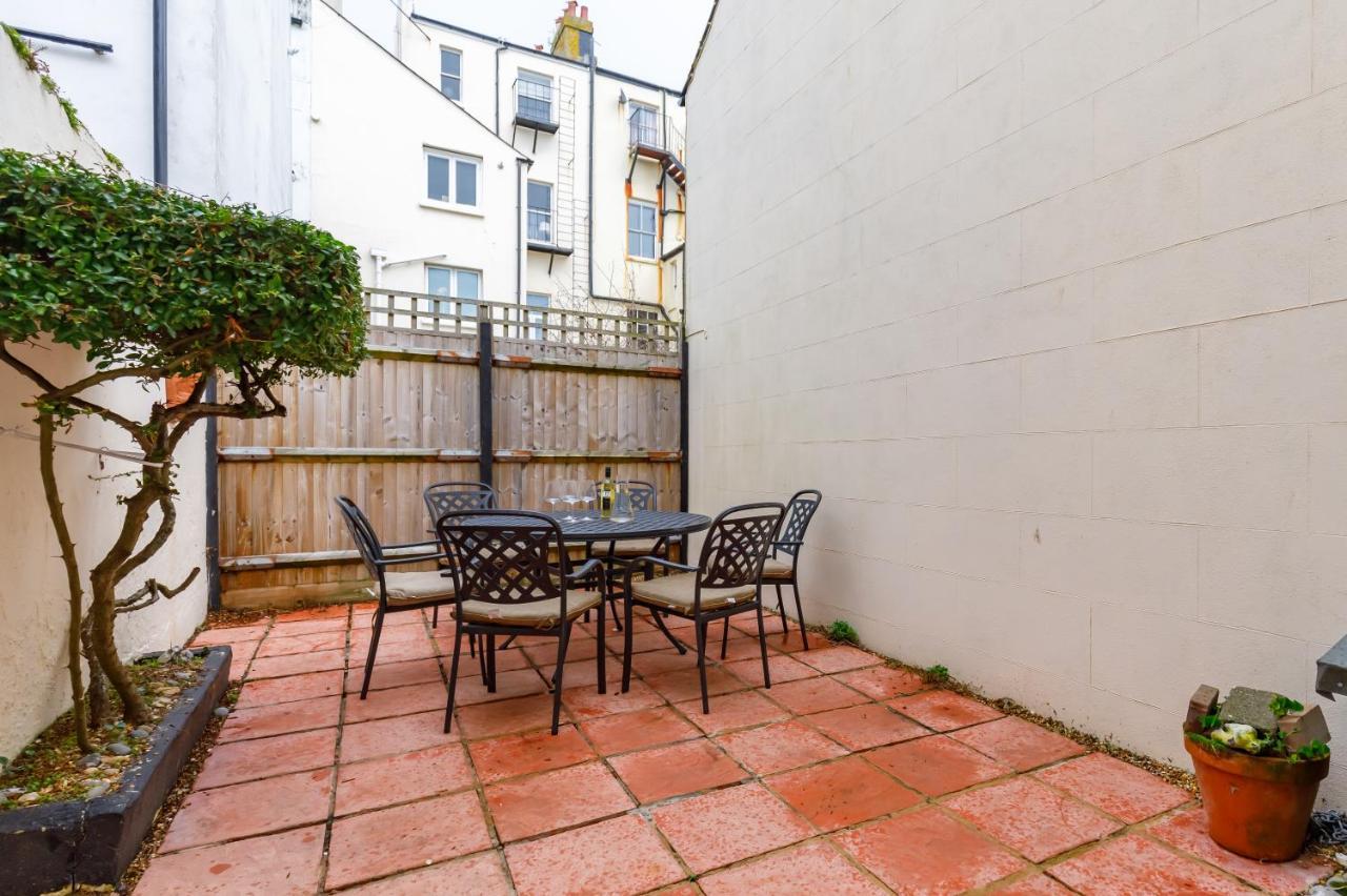 Beachfront Getaway 2-bedroom House With Free Private Parking & Patio Holiday home