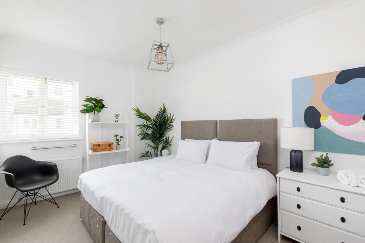 Beachfront Getaway 2-bedroom House With Free Private Parking & Patio Brighton