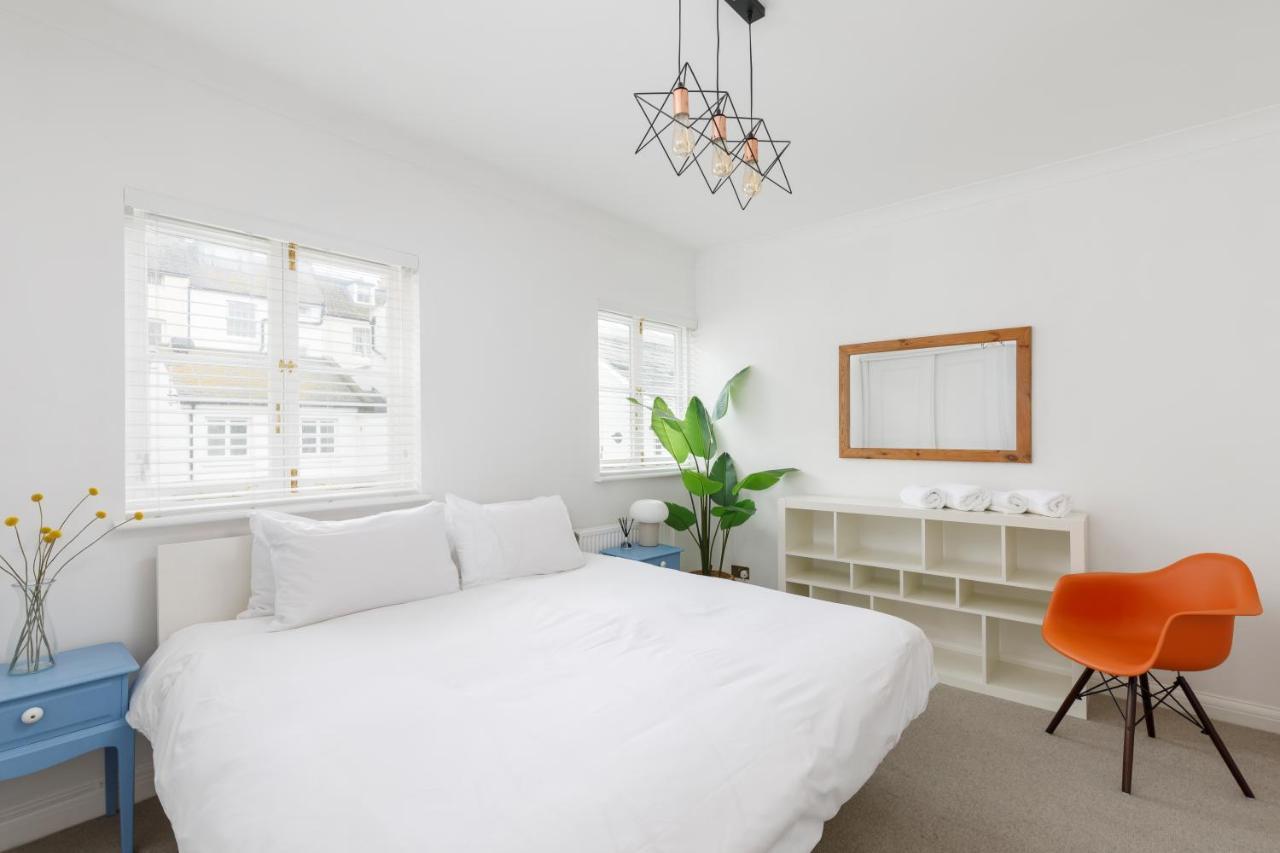 Beachfront Getaway 2-bedroom House With Free Private Parking & Patio Brighton