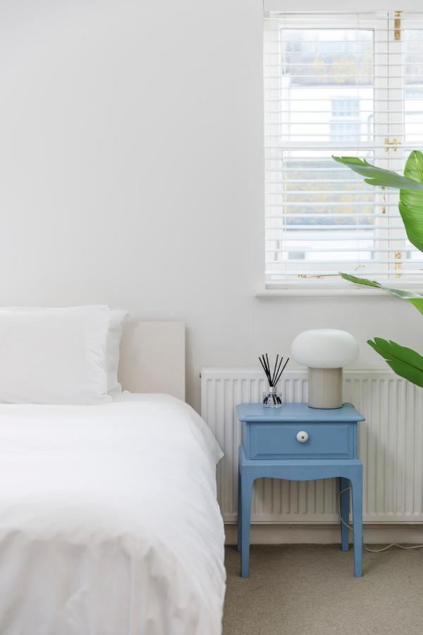 Beachfront Getaway 2-bedroom House With Free Private Parking & Patio Brighton