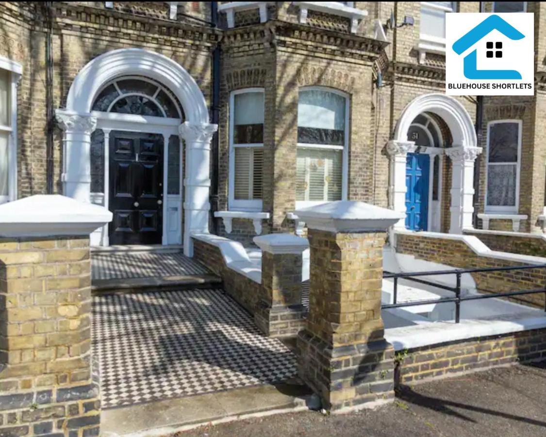Apartment Three-bedroom At Bluehouse Short Lets In With Garden For Family Relaxation *