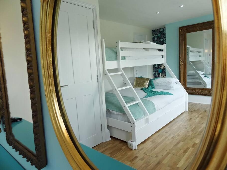 Mermaid House - Close To Beach - By Crown Gardens Holiday home *