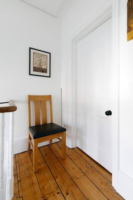 Superb 2 Bed Townhouse Next To The Level Park Apartment *