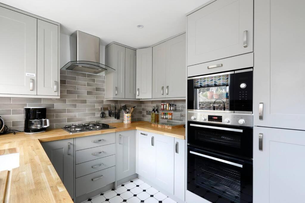 Apartment Superb 2 Bed Townhouse Next To The Level Park