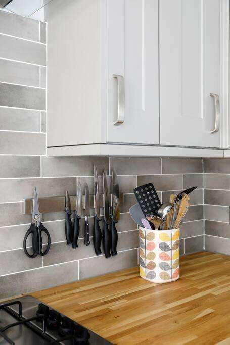 Superb 2 Bed Townhouse Next To The Level Park Apartment *