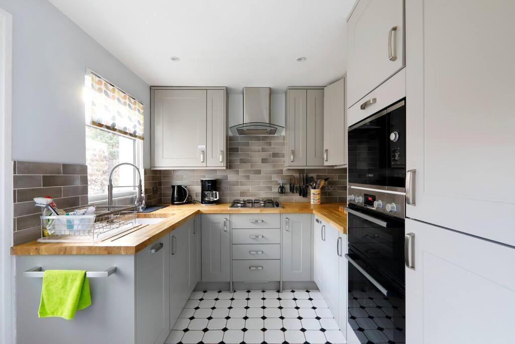 Superb 2 Bed Townhouse Next To The Level Park * Brighton