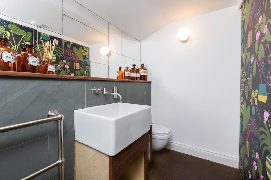 Large Townhouse Just 2 Minutes From The Sea/i360! Holiday home *