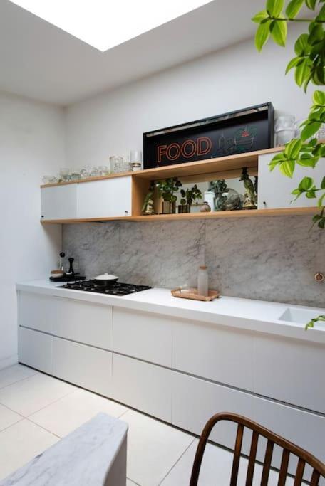 Large Townhouse Just 2 Minutes From The Sea/i360!